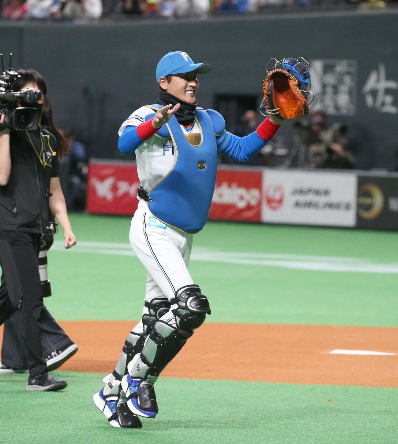 日本ハム対西武　ファーストピッチセレモニーに捕手の姿で登場した新庄監督（撮影・黒川智章）