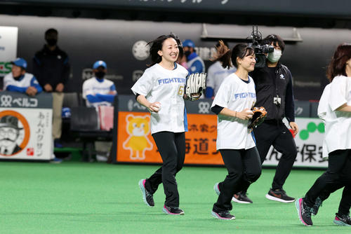 日本ハム ロコ ソラーレの５人が始球式 フル装備の新庄ビッグボス登場にメンバー大爆笑 プロ野球写真ニュース 日刊スポーツ