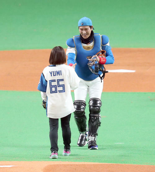 日本ハム ロコ ソラーレの５人が始球式 フル装備の新庄ビッグボス登場にメンバー大爆笑 プロ野球写真ニュース 日刊スポーツ