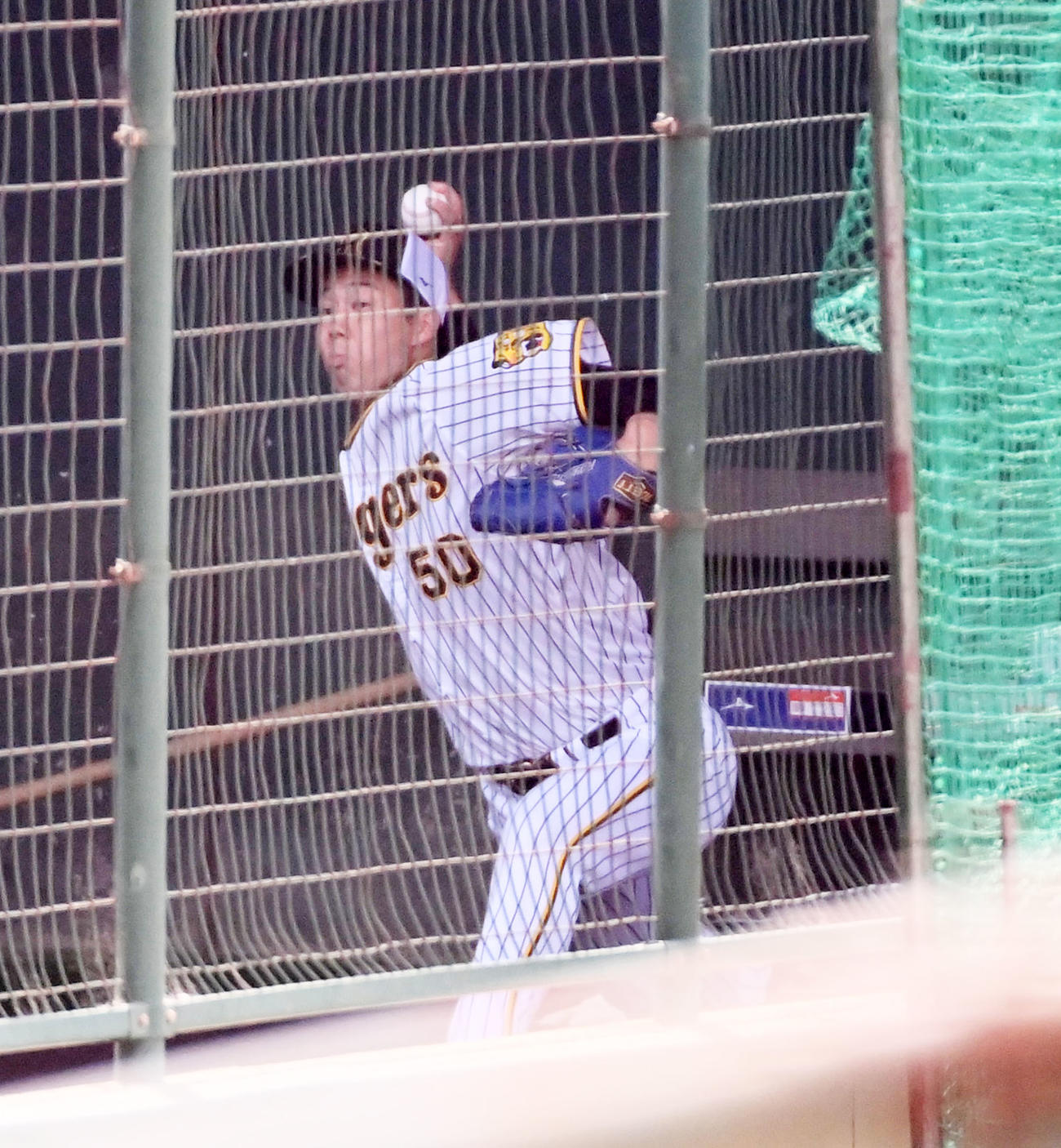 ブルペンで投球練習を行う阪神青柳（撮影・前岡正明）