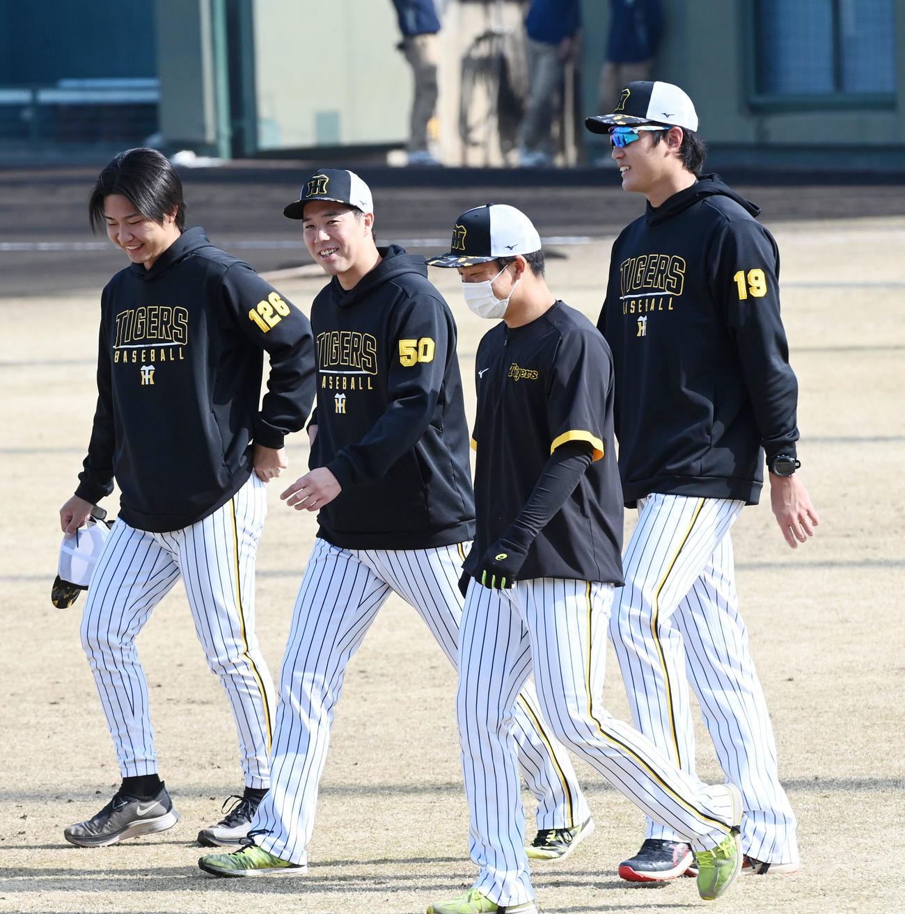 牧（左）、藤浪、村上（右から）と笑顔で話しながら練習に向かう阪神青柳（撮影・前岡正明）