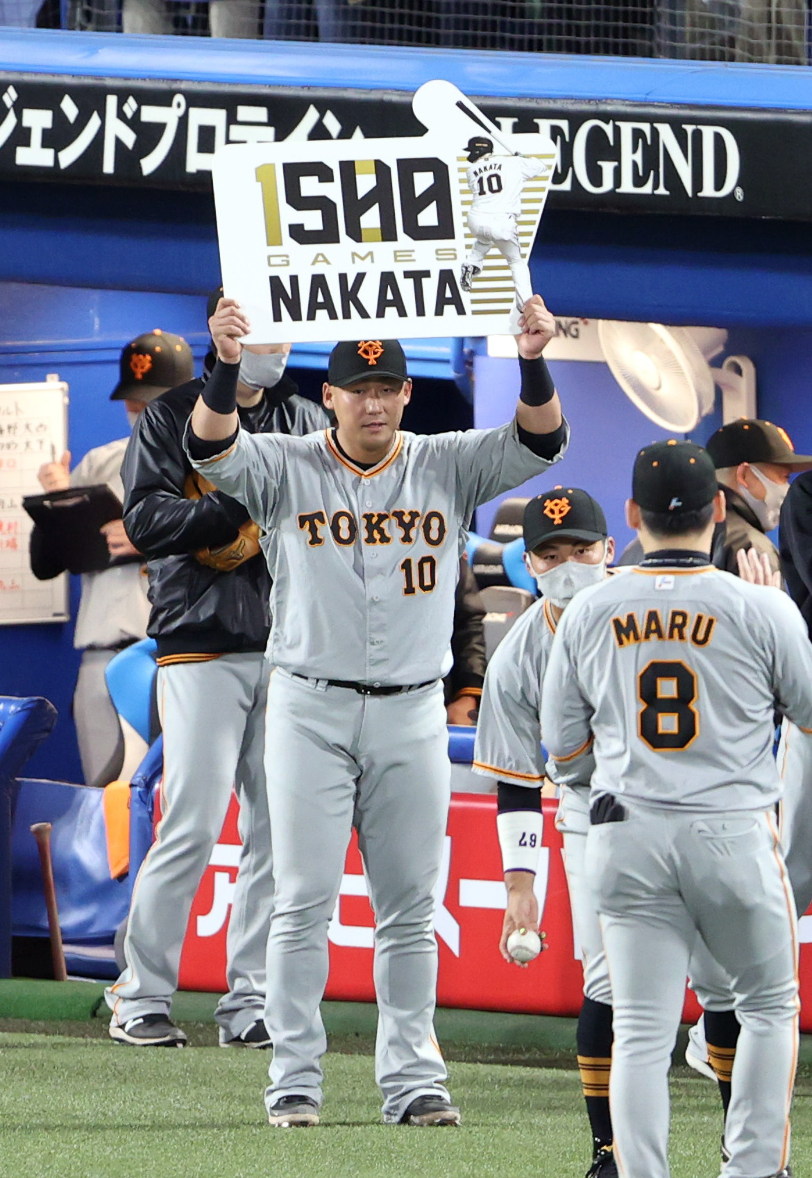 ヤクルト対巨人　5回裏を終え、通算1500試合出場を達成する巨人中田（撮影・狩俣裕三）