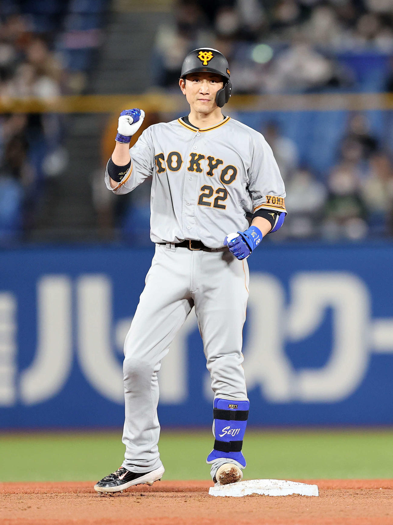 ヤクルト対巨人　4回表巨人2死一、二塁、小林は左越え適時二塁打を放ちガッツポーズ（撮影・鈴木正人）
