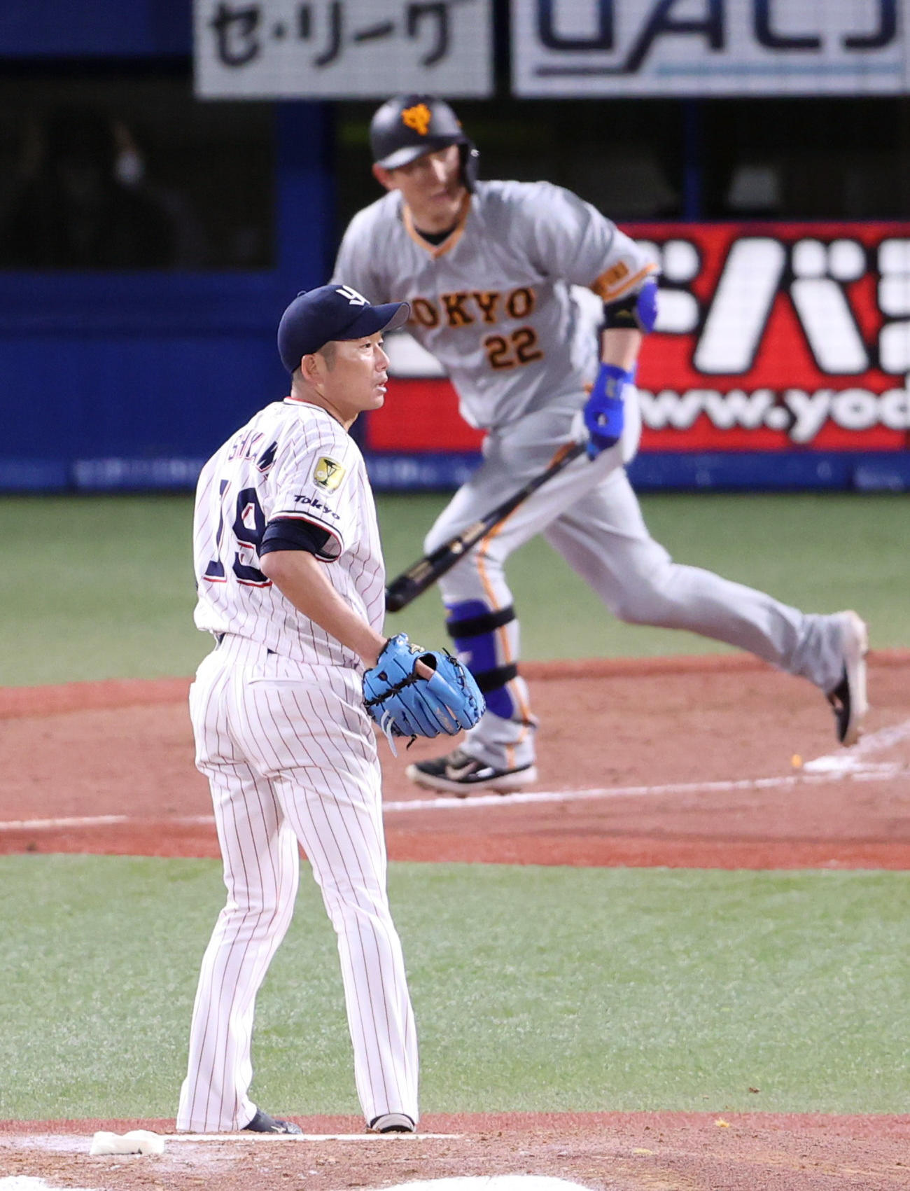 ヤクルト対巨人　4回表巨人2死一、二塁、巨人小林に適時打を打たれるヤクルト先発石川（撮影・狩俣裕三）