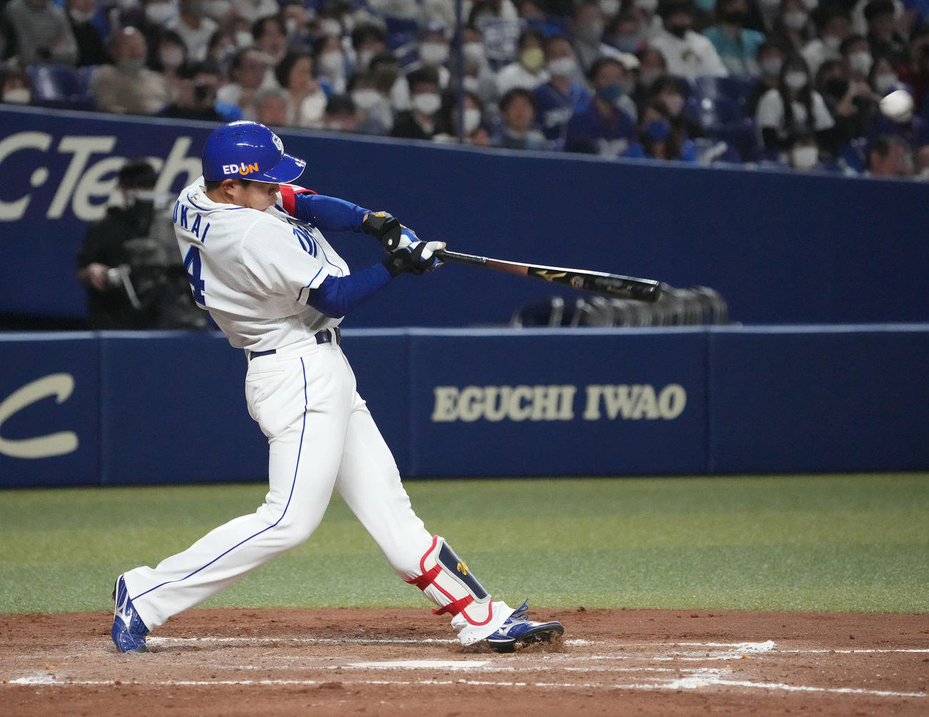 中日対DeNA 4回裏中日1死一塁、左越え2点本塁打を放つ鵜飼（撮影・森本幸一）