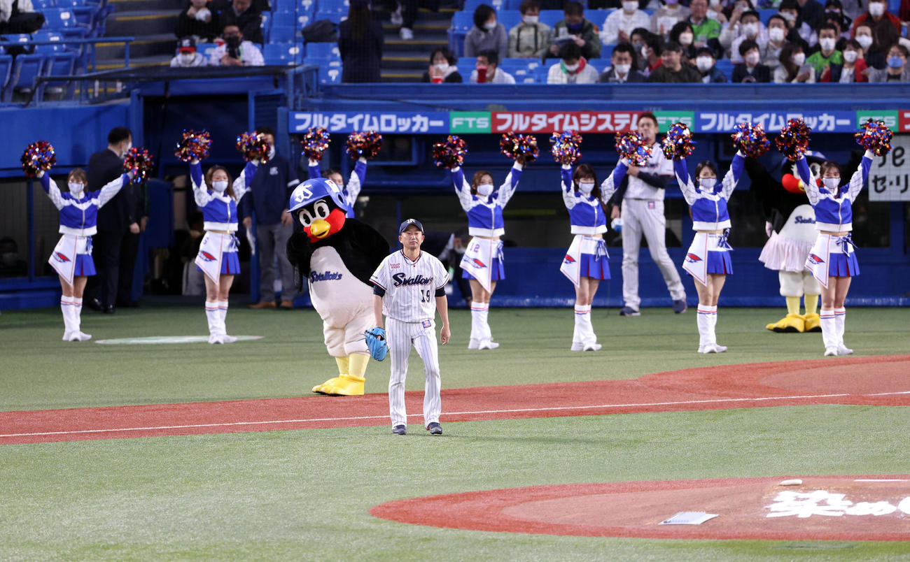 ヤクルト対巨人　1回表、マウンドに上がるヤクルト先発の石川（中央）（撮影・狩俣裕三）