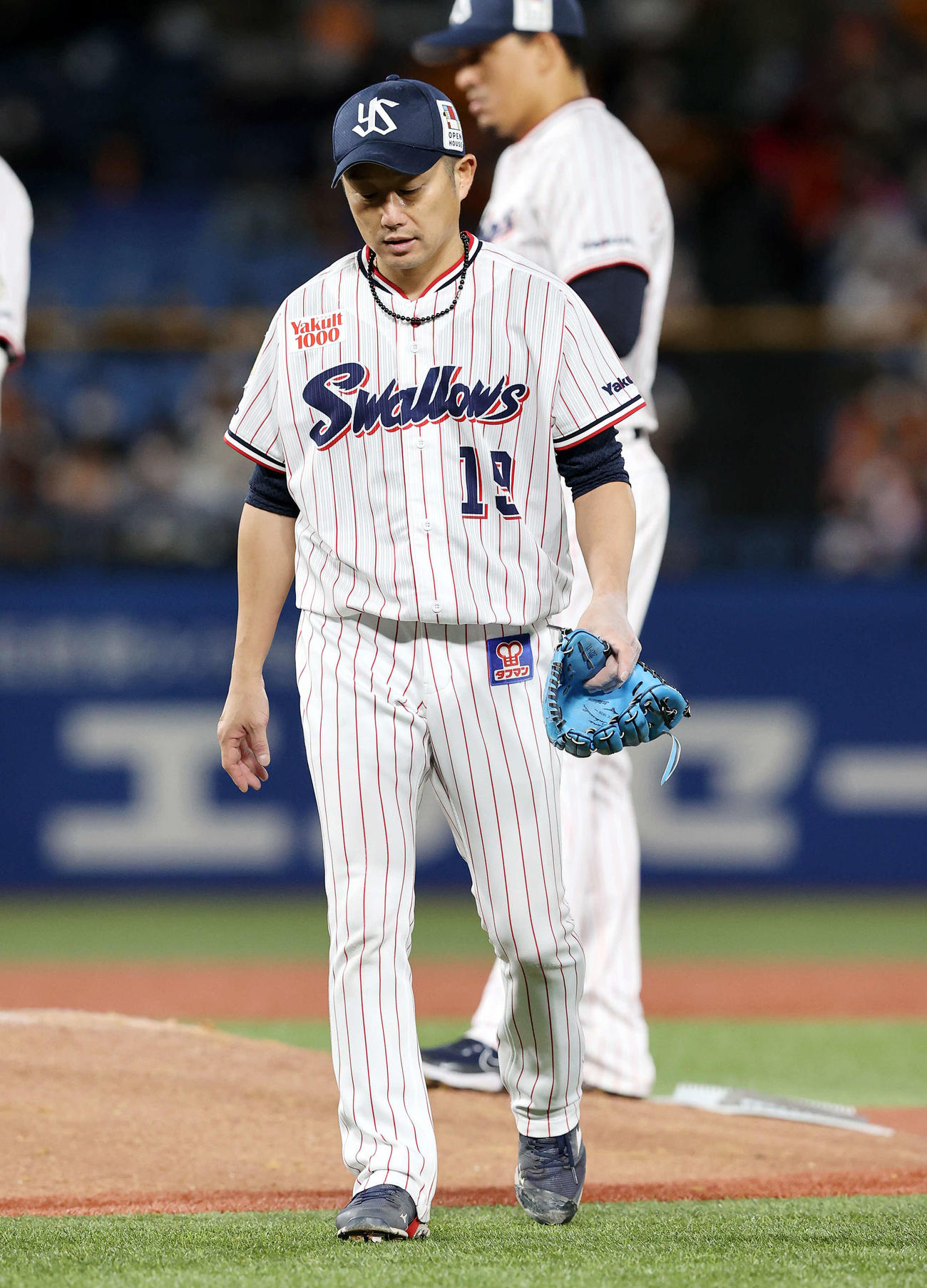 ヤクルト対巨人　7回表、降板するヤクルト石川（撮影・鈴木正人）