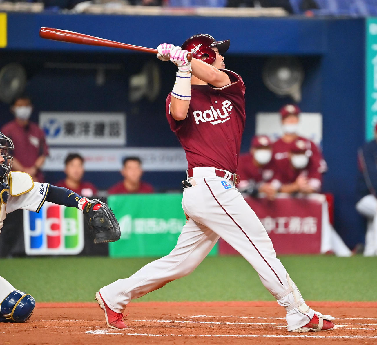 オリックス対楽天　6回表楽天2死一、三塁、左前適時打を放つ島内（撮影・和賀正仁）