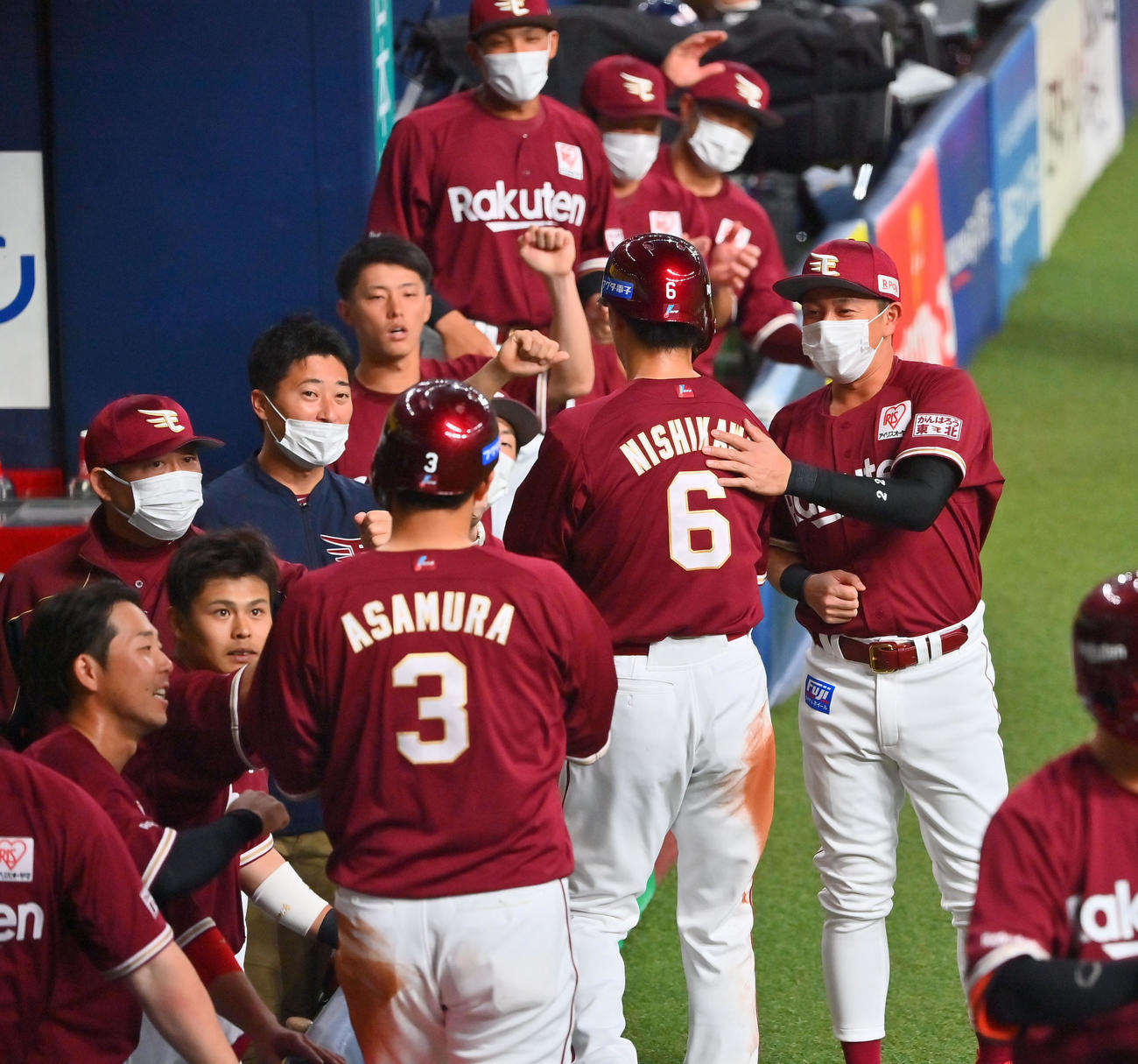 オリックス対楽天　1回表楽天1死一、三塁、楽天島内宏明の適時二塁打で生還した浅村栄斗らを迎える楽天ナイン（撮影・和賀正仁）