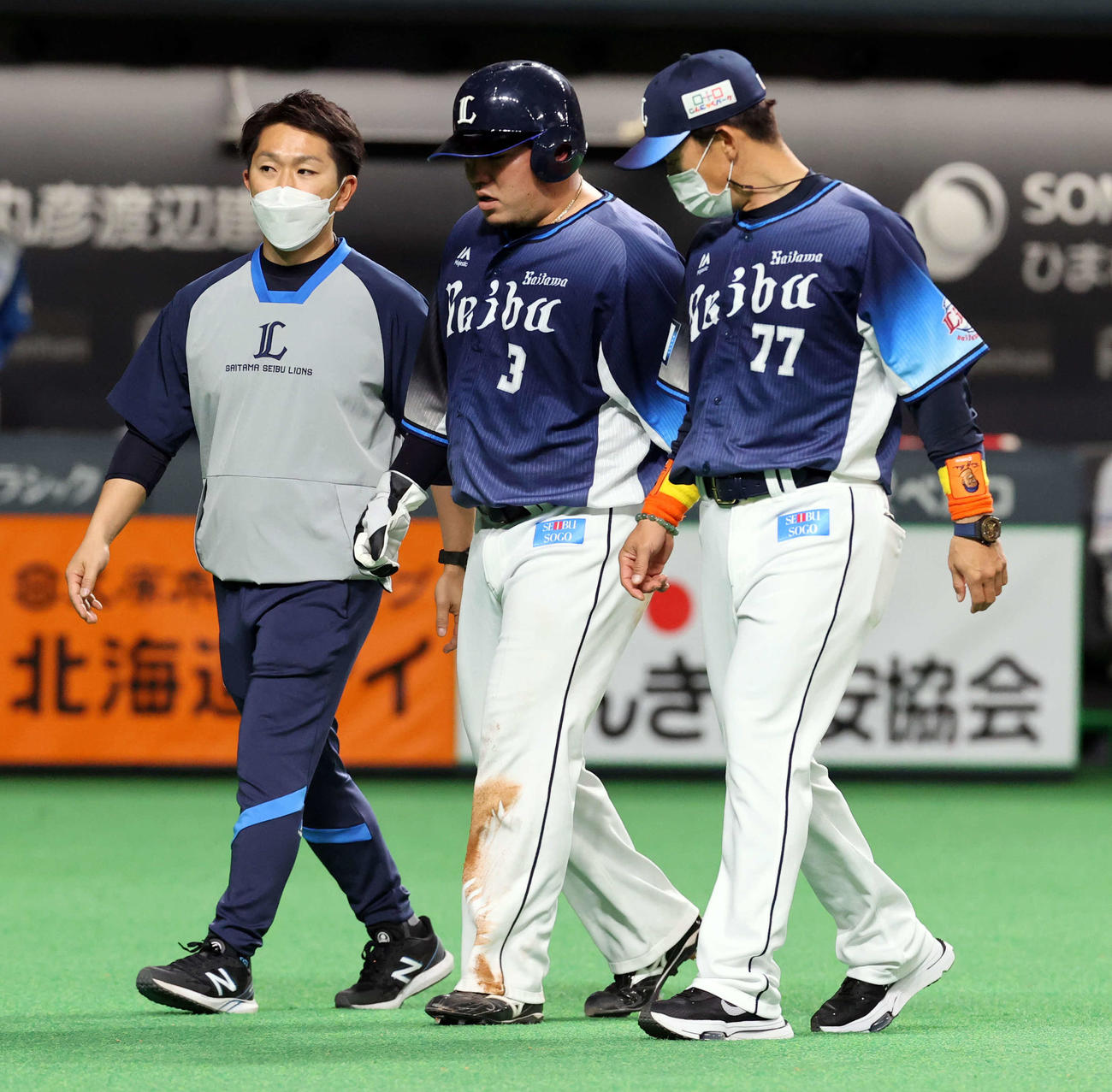 日本ハム対西武　6回表西武2死一、二塁、外崎の左前打で二塁走者山川（中央）は三塁をオーバーランも急いで戻り負傷し、ベンチに下がる（撮影・浅見桂子）