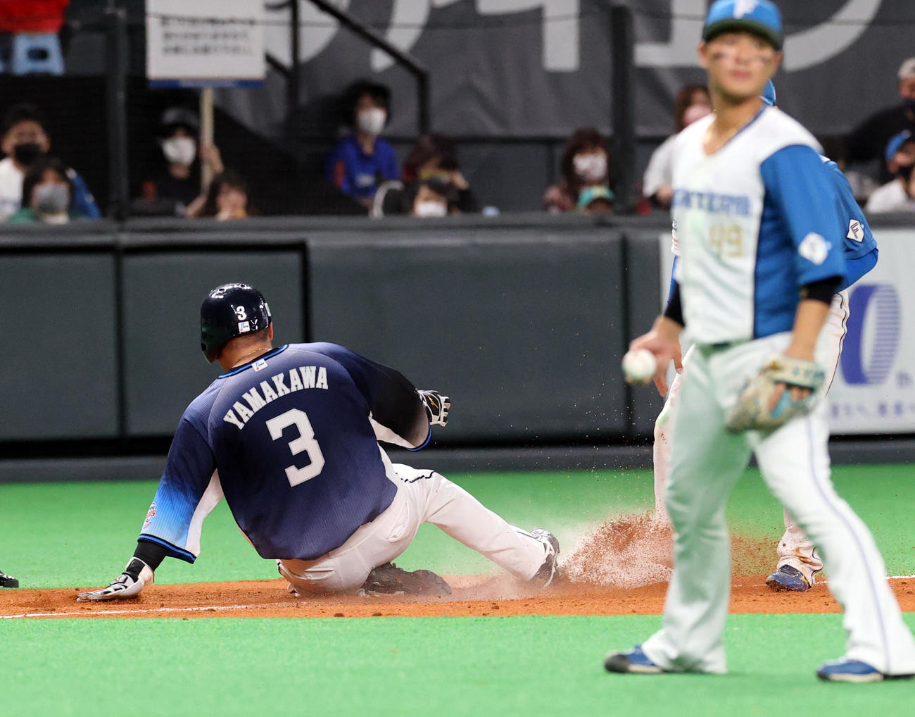 日本ハム対西武　6回表西武2死一、二塁、外崎の左前打で二塁走者山川は三塁をオーバーランも急いで戻り負傷する（撮影・浅見桂子）