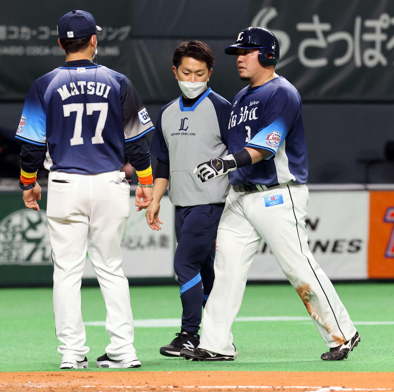 日本ハム対西武　6回表西武2死一、二塁、外崎の左前打で二塁走者山川（右）は三塁をオーバーランも急いで戻り負傷し、ベンチに下がる（撮影・浅見桂子）