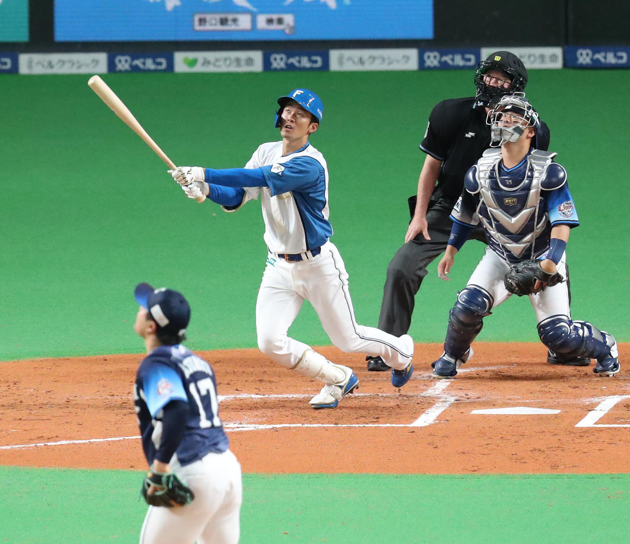 日本ハム対西武　1回裏日本ハム1死満塁、石井は先制となる右犠飛を放つ。投手は西武松本（撮影・佐藤翔太）