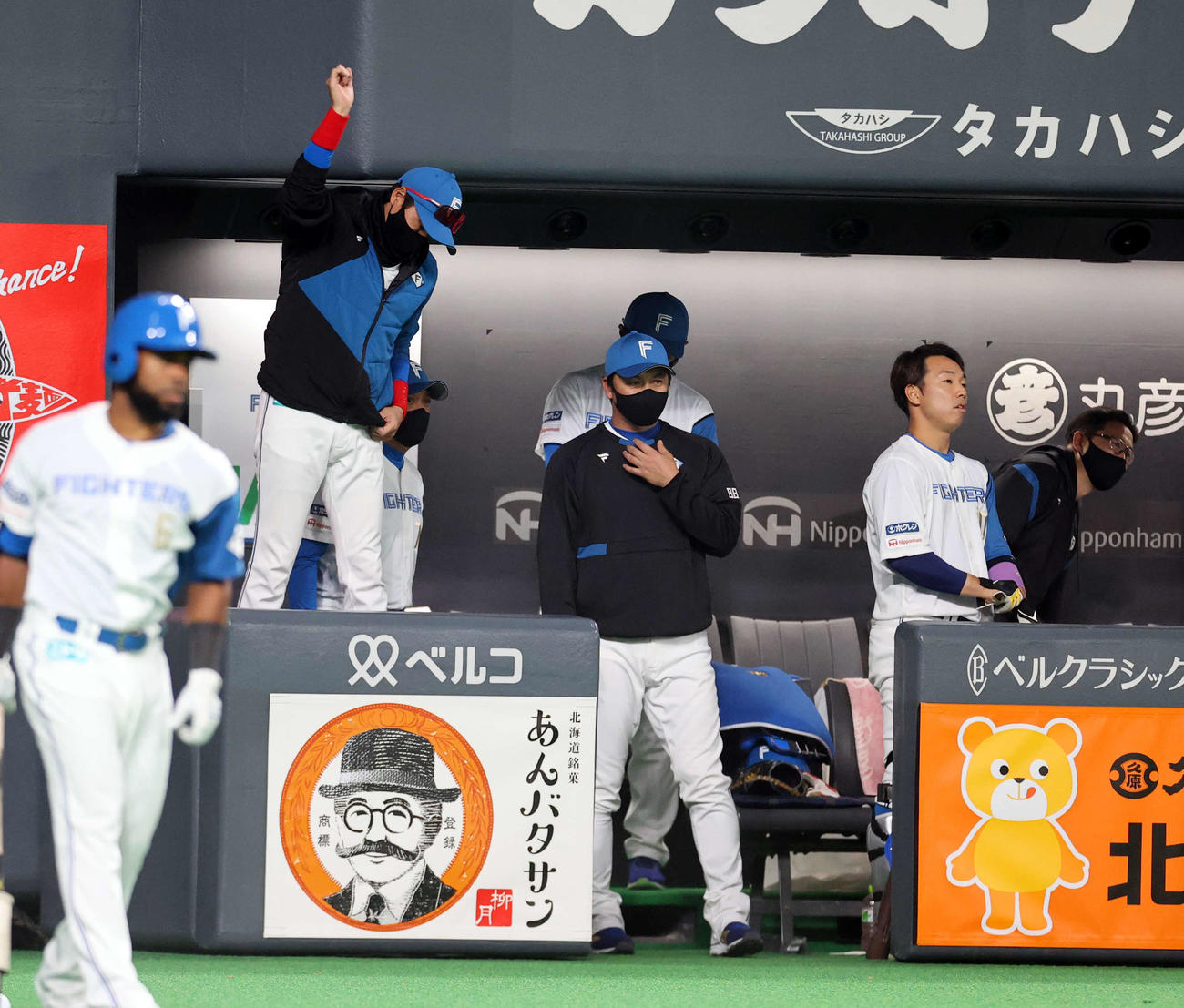 日本ハム対西武　1回裏日本ハム1死満塁、石井の先制犠飛をガッツポーズで喜ぶ（左から2人目）新庄監督（左）（撮影・浅見桂子）