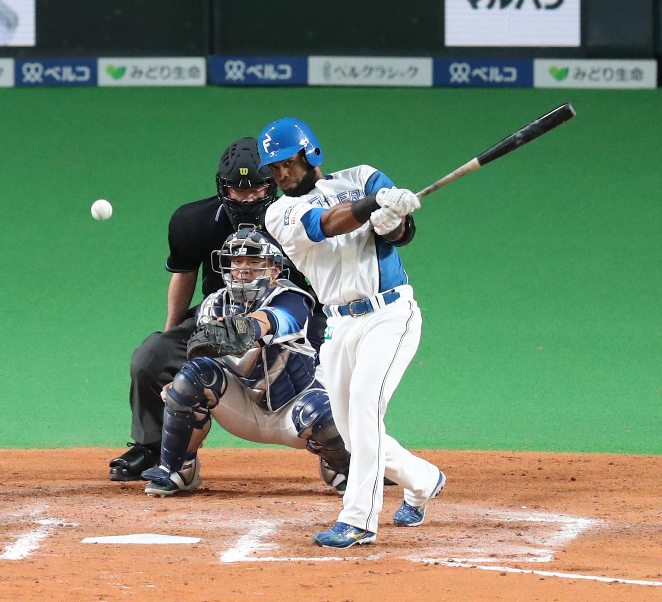 日本ハム対西武　6回裏日本ハム2死三塁、アルカンタラは中前適時打を放つ（撮影・佐藤翔太）