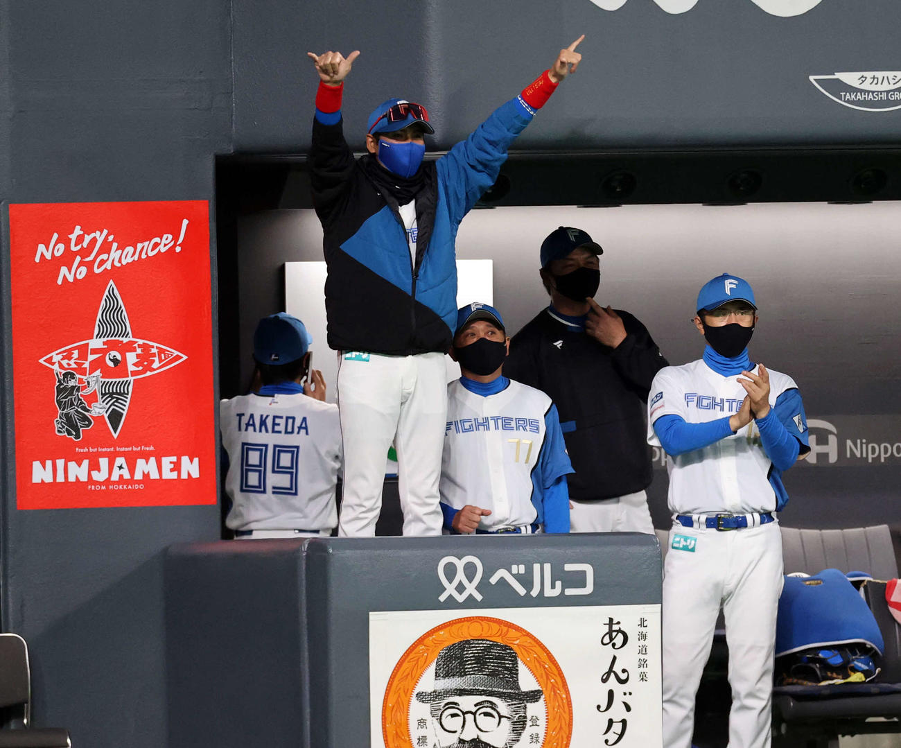 日本ハム対西武　6回裏日本ハム2死三塁、アルカンタラが適時打を放ち、両手を広げBIGBOSSポーズをとる新庄監督（左）（撮影・浅見桂子）