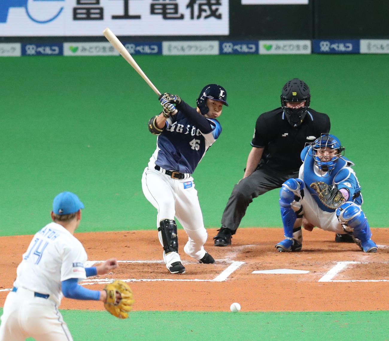 日本ハム対西武　6回表西武2死、鈴木は中前打を放つ。投手加藤（撮影・佐藤翔太）