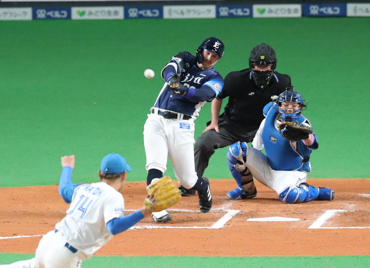 日本ハム対西武　6回表西武2死一塁、オグレディは右前打を放つ。投手加藤（撮影・佐藤翔太）