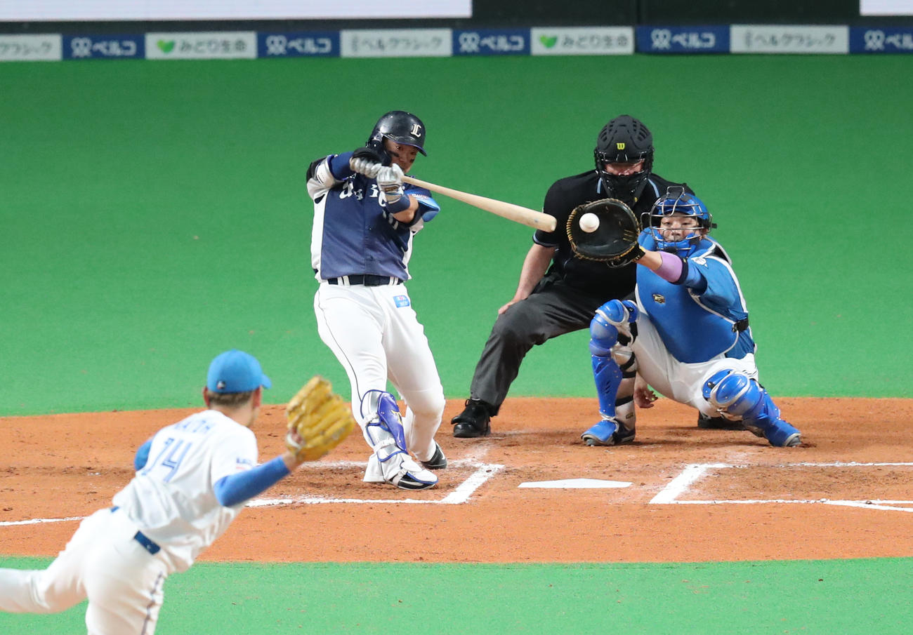 日本ハム対西武　6回表西武2死一、三塁、森は同点となる左前適時打を放つ。投手は日本ハム加藤（撮影・佐藤翔太）