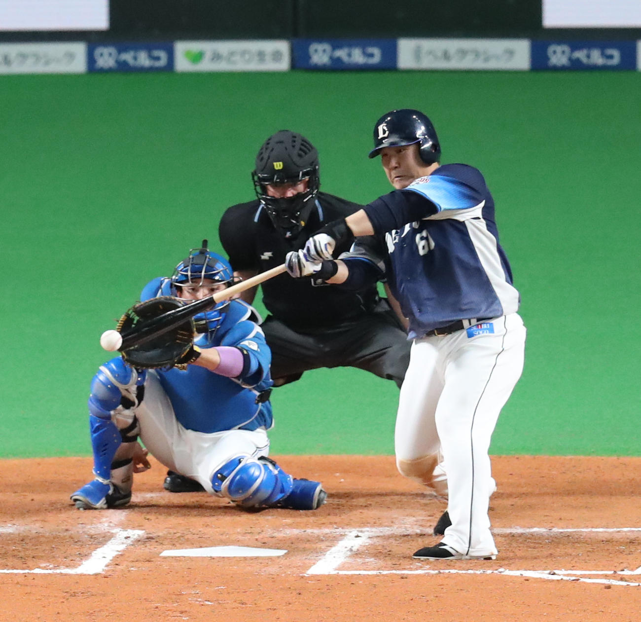 日本ハム対西武　6回表西武2死一、三塁、中村は右前適時打を放つ（撮影・佐藤翔太）