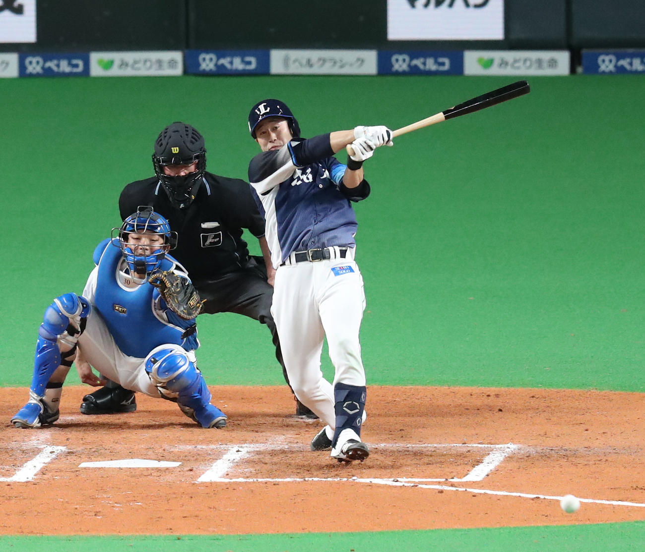 日本ハム対西武　6回表西武2死一、二塁、外崎は左前打を放つ（撮影・佐藤翔太）