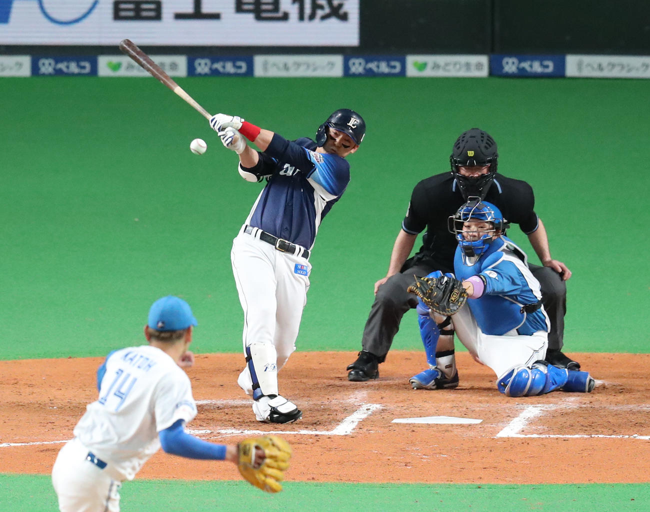 日本ハム対西武　6回表西武2死満塁、栗山は中前適時打を放つ。投手加藤（撮影・佐藤翔太）