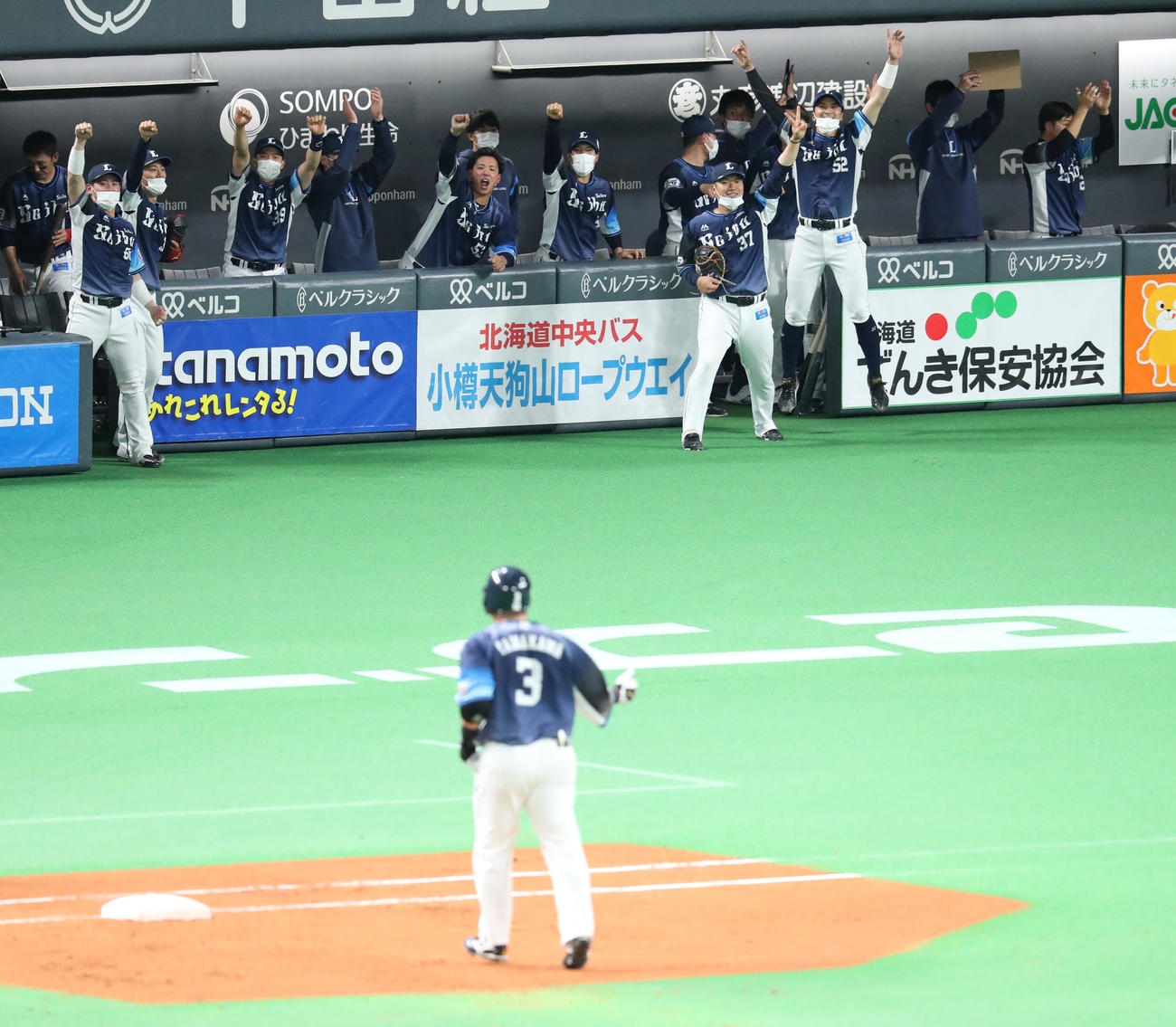 日本ハム対西武　6回表西武2死一、二塁、山川（中央手前）は勝ち越しとなる中前適時打で盛り上がるベンチ（撮影・佐藤翔太）