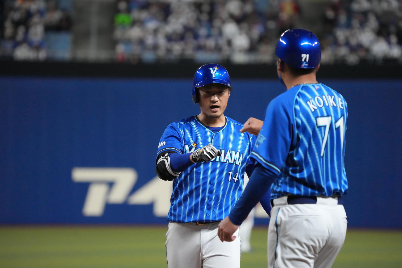 中日対DeNA 2回表DeNA2死三塁、中前適時打を放った石田（撮影・森本幸一）