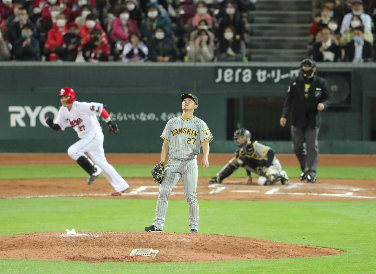 広島対阪神　6回裏広島2死一、二塁、会沢に勝ち越し適時打を浴びた伊藤将（撮影・梅根麻紀）