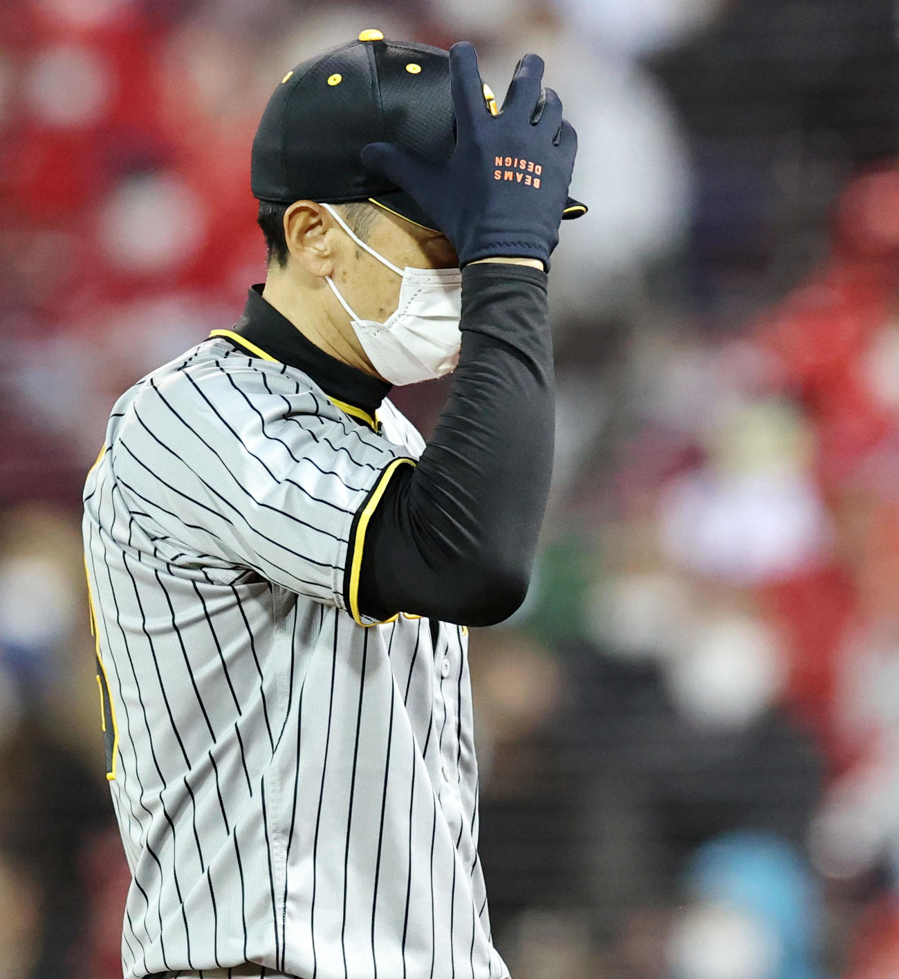 広島対阪神　7回裏、投手交代を告げてベンチへ戻る矢野監督（撮影・加藤哉）