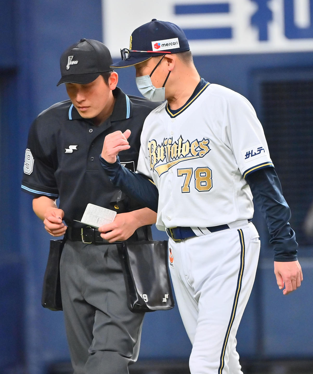 オリックス対楽天　7回を追え、選手の交代を告げるオリックス中嶋監督（撮影・和賀正仁）