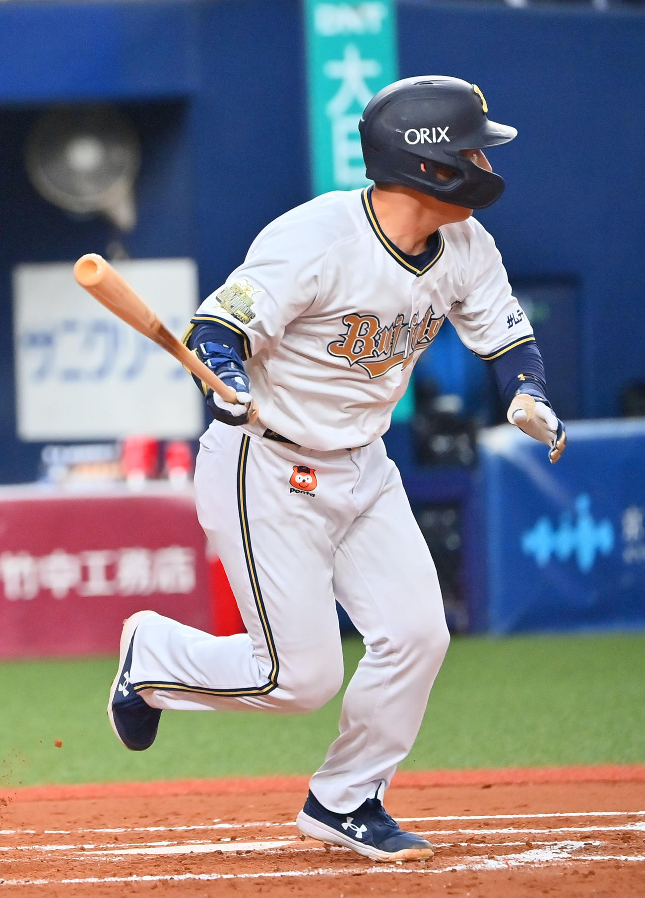 オリックス対楽天　6回裏オリックス2死一塁、左翼線に適時二塁打を放つ吉田正（撮影・和賀正仁）