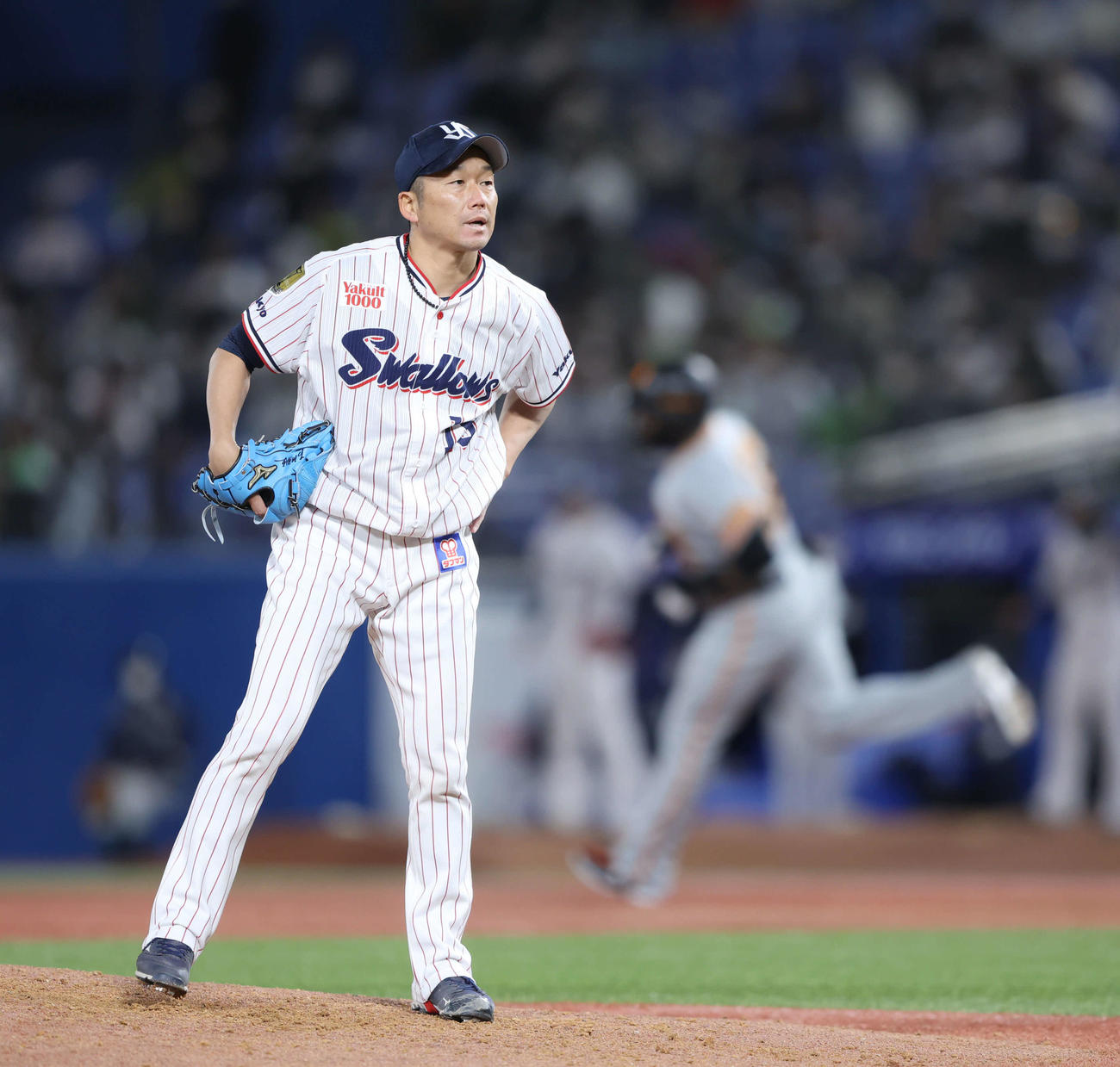 ヤクルト対巨人　7回表巨人無死、ウィーラー（奥）に左越えソロ本塁打を浴びる石川（撮影・河田真司）