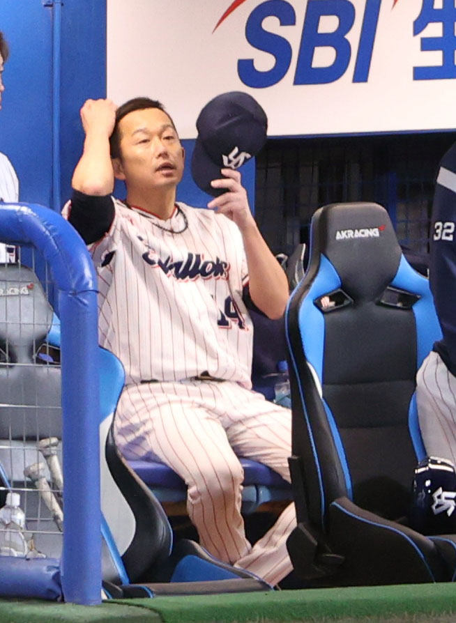 ヤクルト対巨人　7回途中、降板したヤクルト石川（撮影・狩俣裕三）