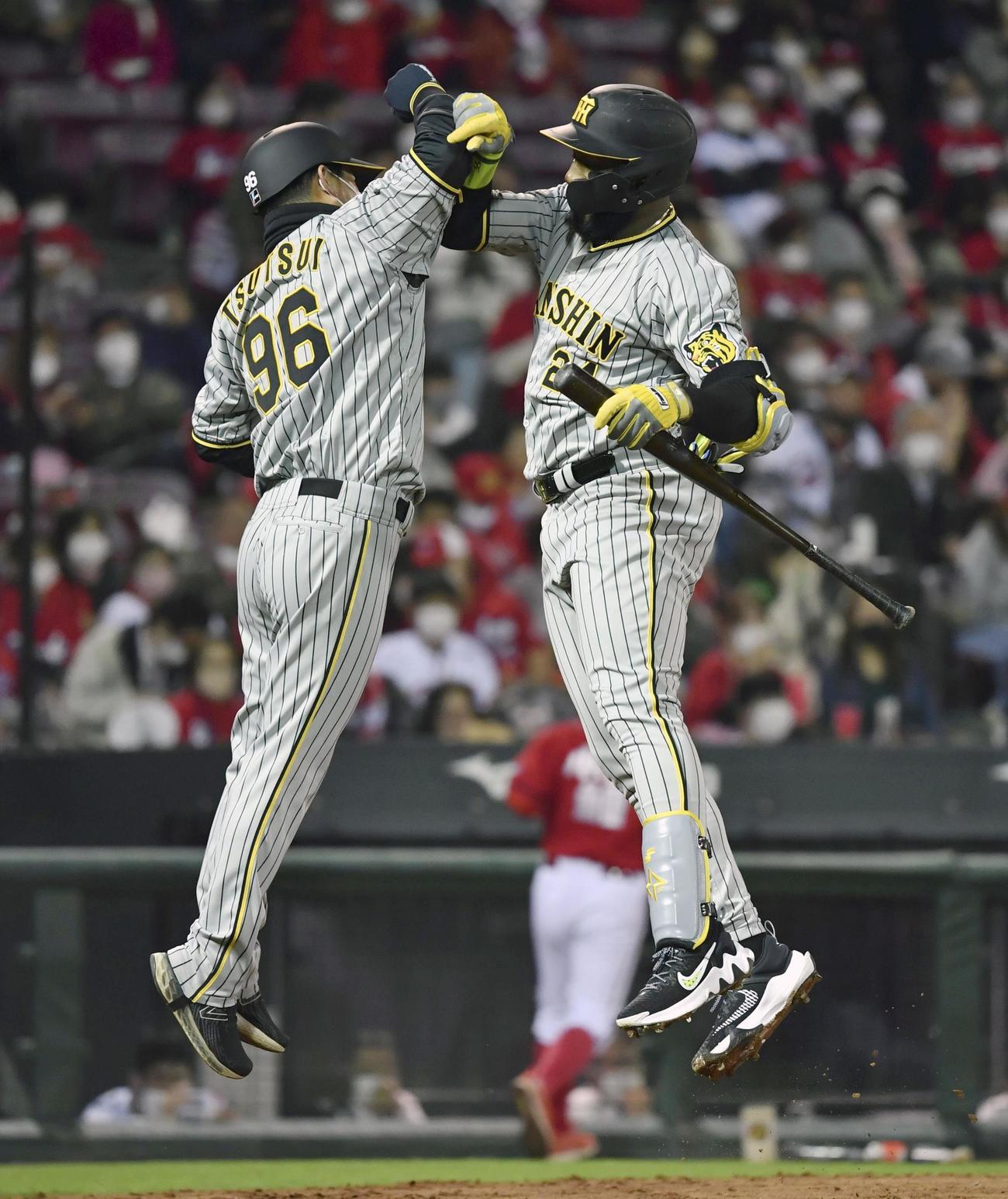 5回、先制ソロを放ちコーチとタッチする阪神・ロハス（右）（共同）