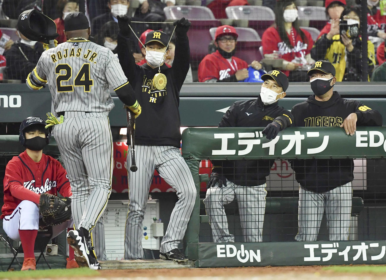 5回、先制ソロを放ったロハス（24）を迎える阪神・矢野監督（右から2人目）（共同）