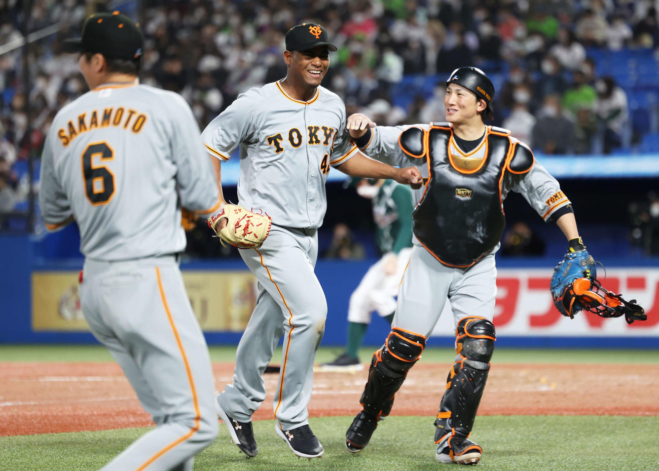 ヤクルト対巨人　4回裏ヤクルトの攻撃を抑え、小林（右）に迎えられるメルセデス（撮影・河田真司）