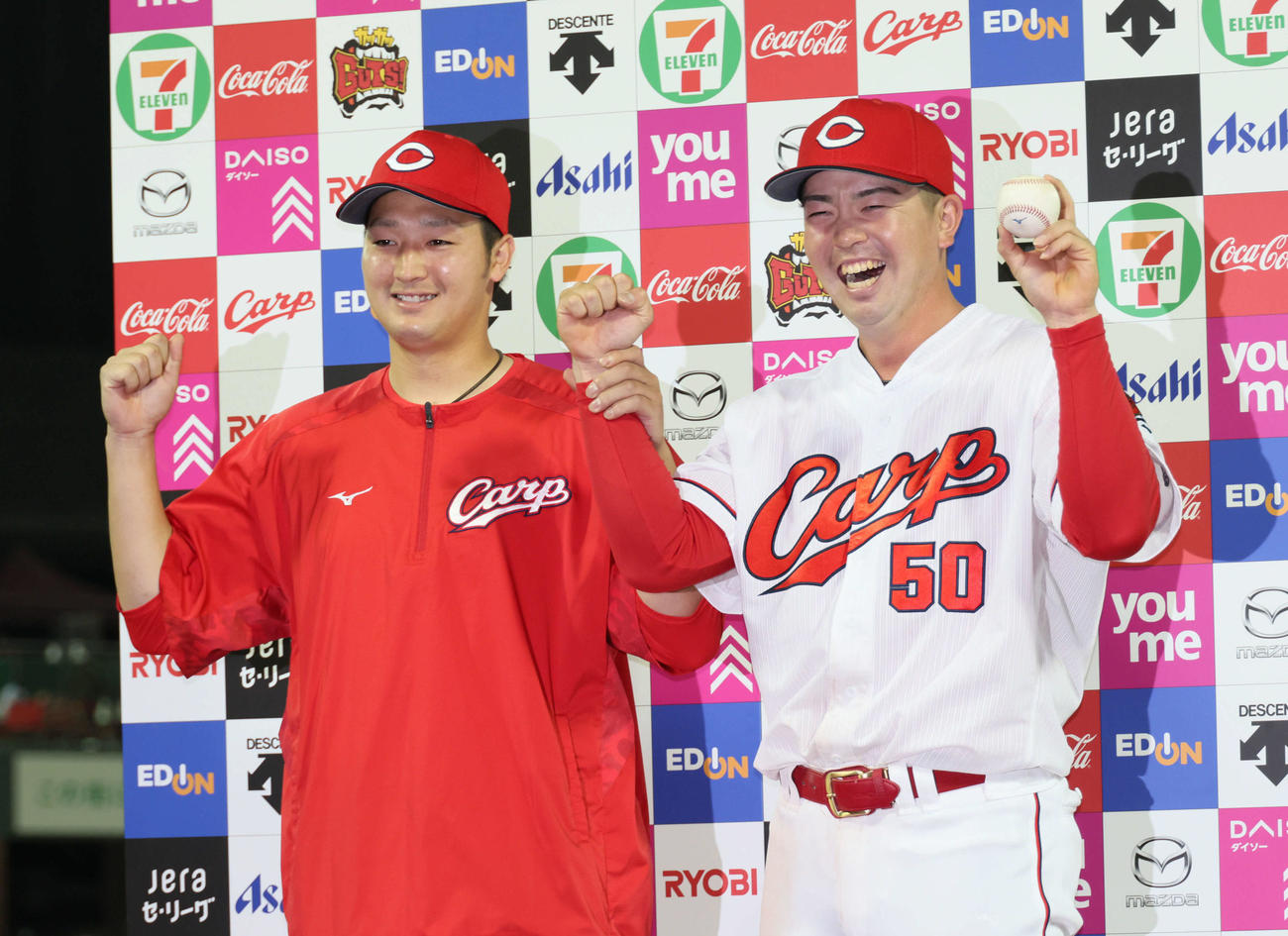広島対阪神　プロ初安打の中村健（右）は床田と笑顔（撮影・加藤孝規）
