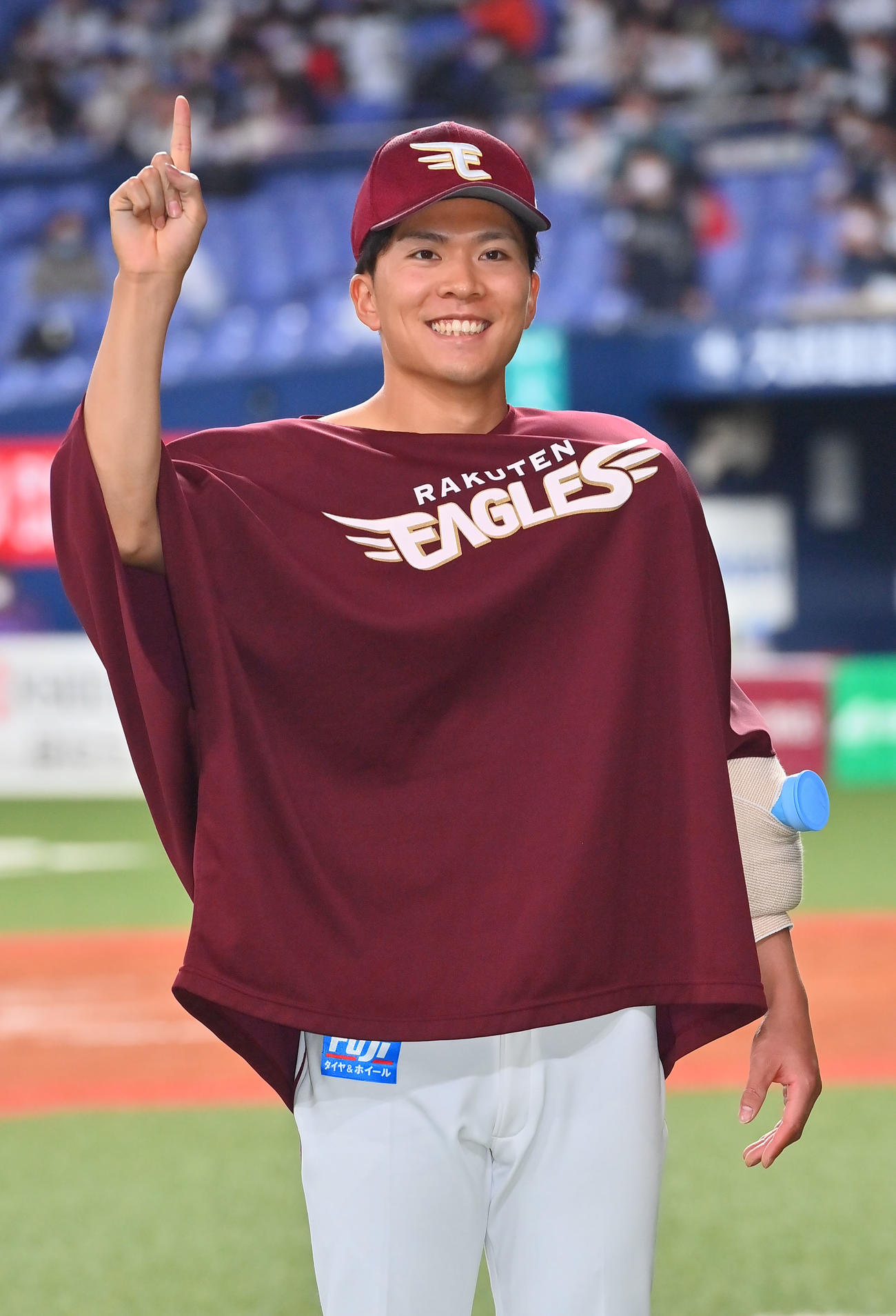 オリックス対楽天　7回を1失点に抑え、笑顔でポーズを取る楽天早川（撮影・和賀正仁）