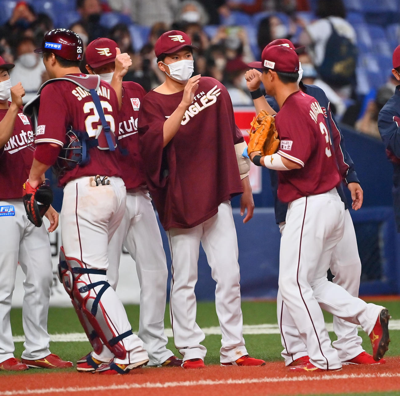 オリックス対楽天　勝利投手となった楽天早川（中央）はタッチで選手を迎える（撮影・和賀正仁）