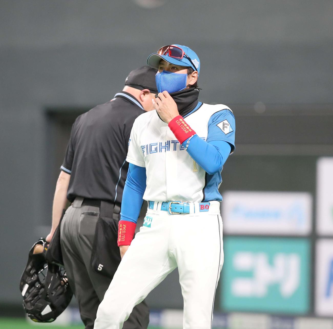 日本ハム対西武　6回表、投手交代を告げる新庄監督（撮影・黒川智章）