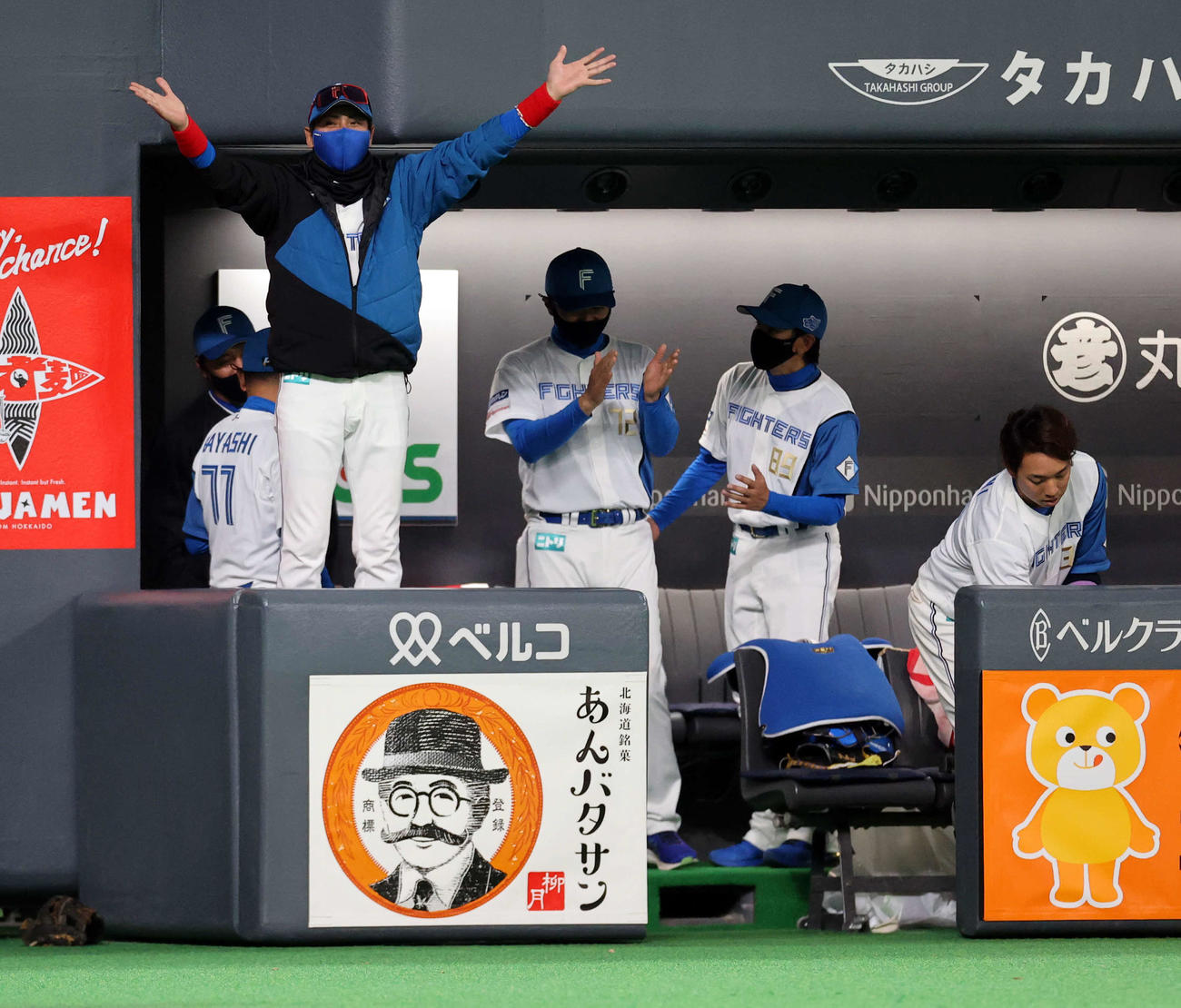 日本ハム対西武　6回裏日本ハム2死三塁、アルカンタラが適時打を放ち、両手を広げて踊る新庄監督（左）（撮影・浅見桂子）