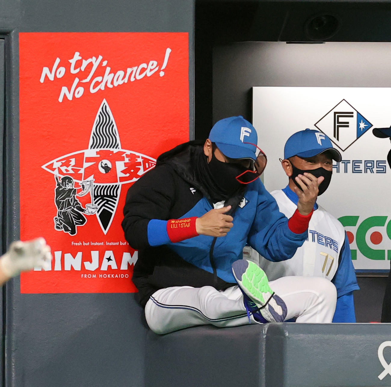 日本ハム対西武　2回裏日本ハム1死、宇佐見の二塁打を踊って喜ぶ新庄監督（左）。勢い余って頭上のサングラスを落とす（撮影・浅見桂子）