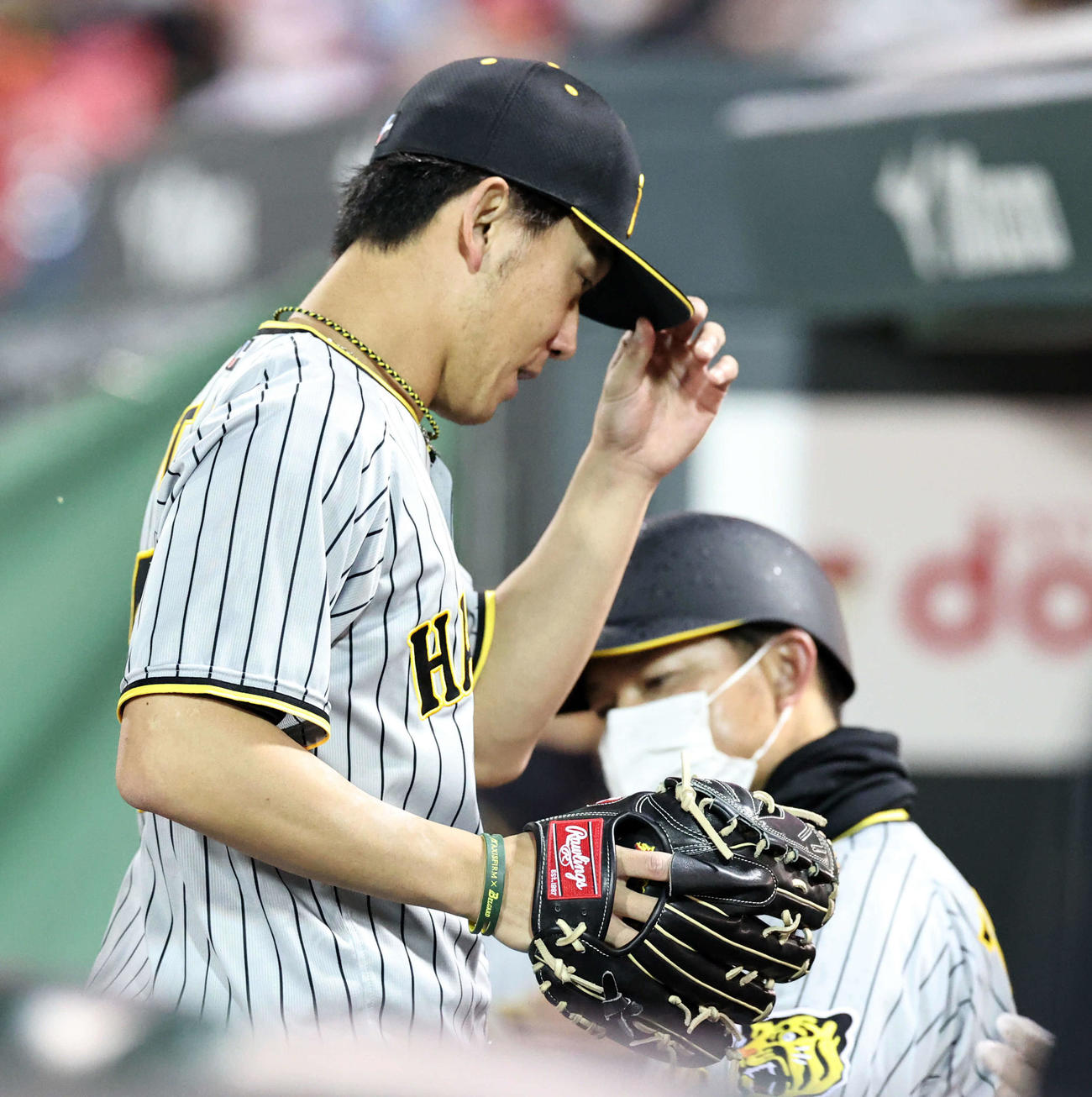 広島対阪神　7回途中、降板する阪神伊藤将（撮影・加藤哉）