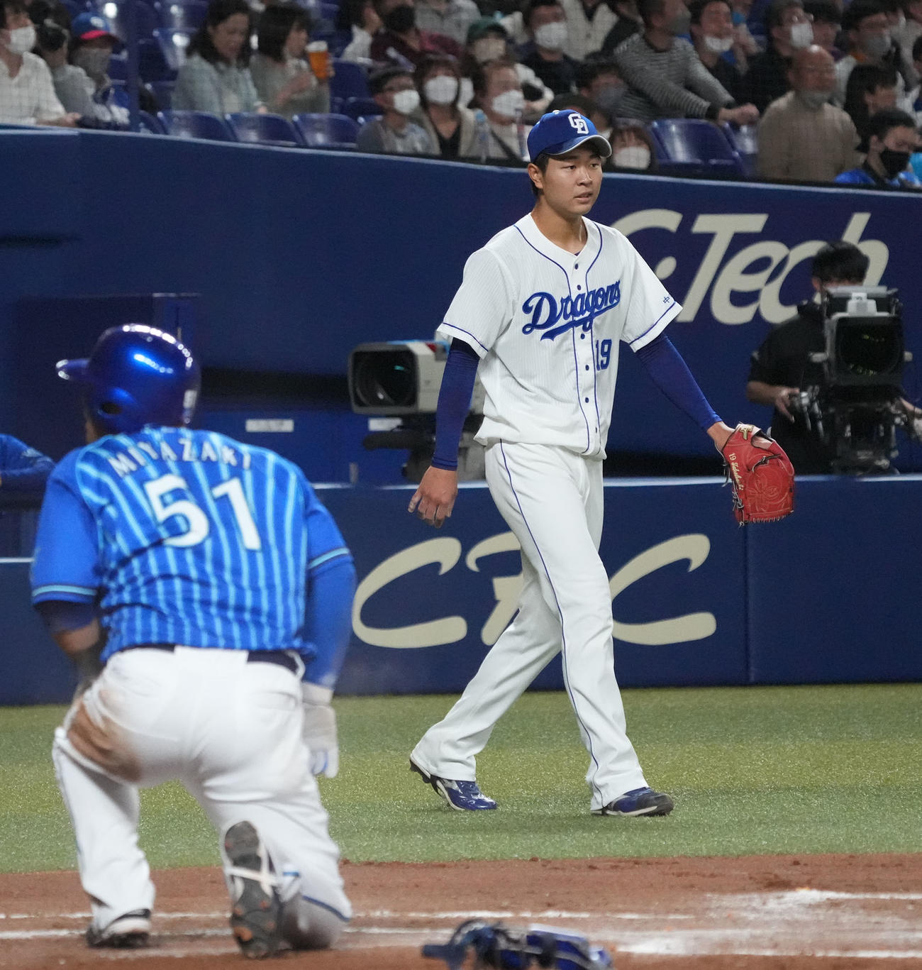 中日対DeNA 2回表DeNA1死二、三塁、戸柱の右犠飛で宮崎（左）の生還を許した高橋宏（撮影・森本幸一）