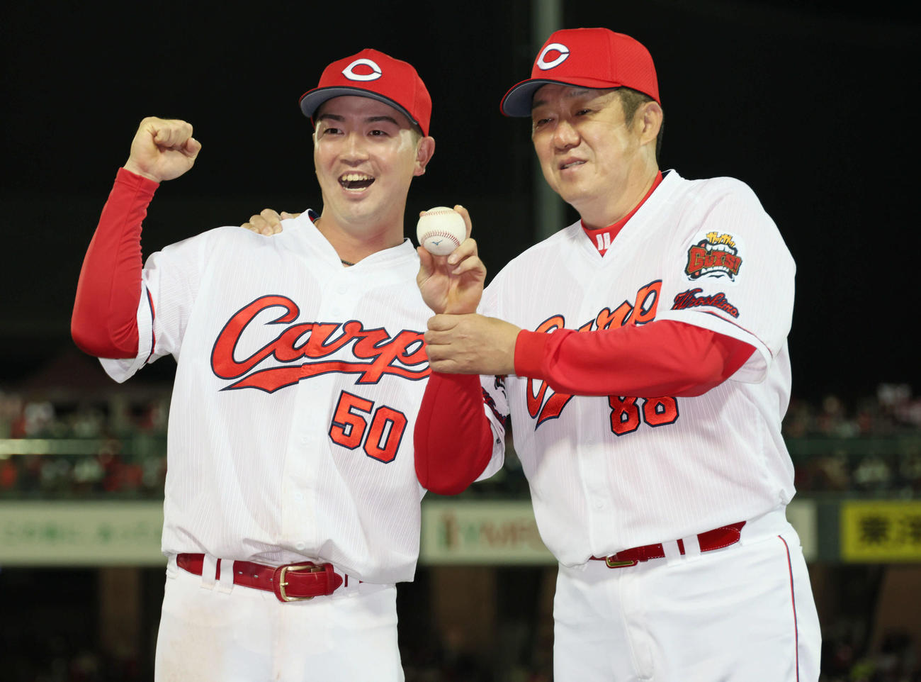広島対阪神　プロ初安打を放った中村健（左）と記念撮影に臨む佐々岡監督（撮影・加藤孝規）