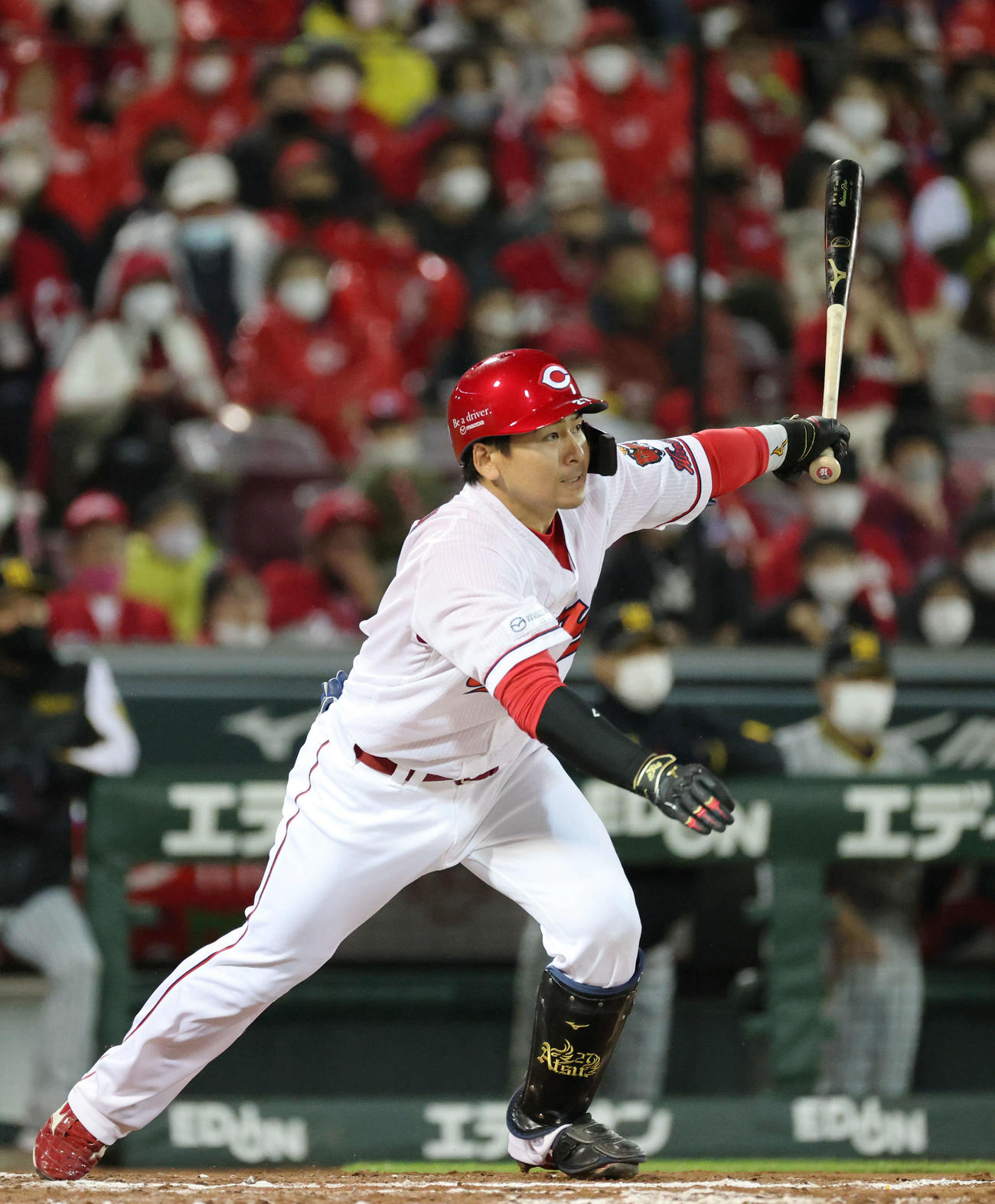 広島対阪神　6回裏広島2死一、二塁、会沢は勝ち越し右前適時打を放つ（撮影・加藤孝規）
