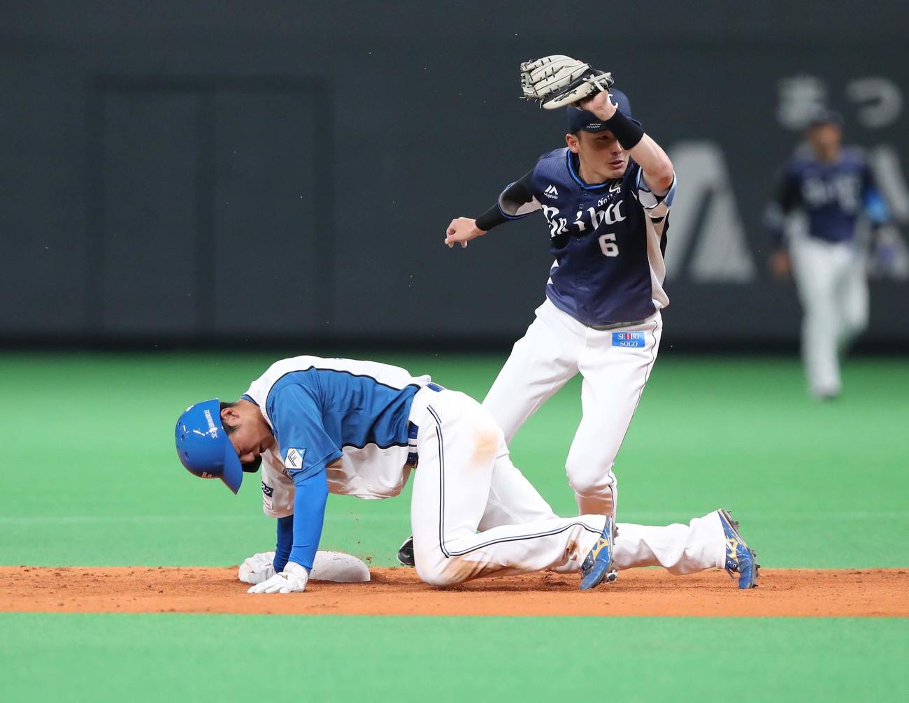 日本ハム対西武　4回裏日本ハム2死二塁、けん制死する石井（下）。遊撃手源田（撮影・黒川智章）