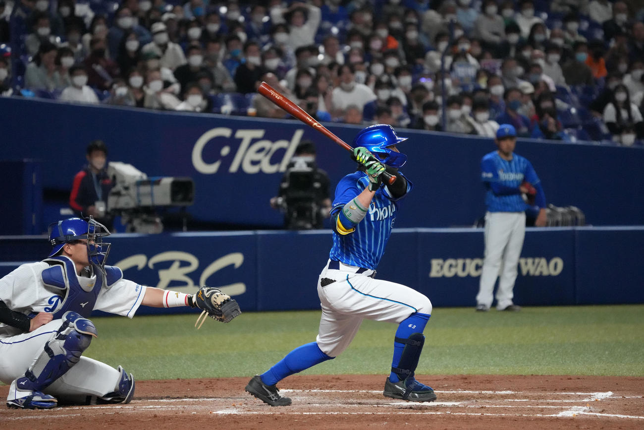 中日対DeNA 3回表DeNA1死満塁、中前2点適時打を放つ関根（撮影・森本幸一）