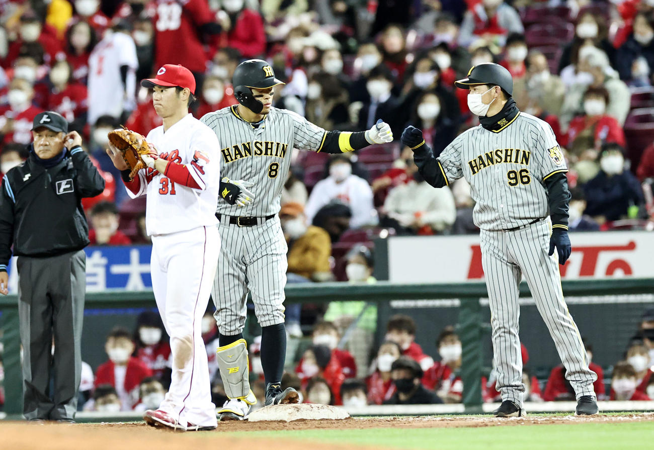 広島対阪神　9回表阪神1死一、二塁、佐藤輝は右前適時打を放つ（撮影・加藤哉）